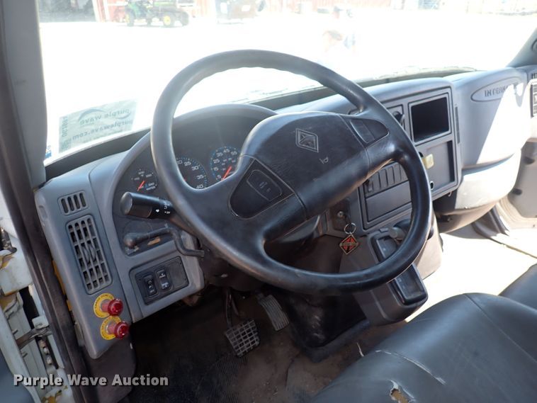 image for item DG2694 2005 International 4300  flatbed truck