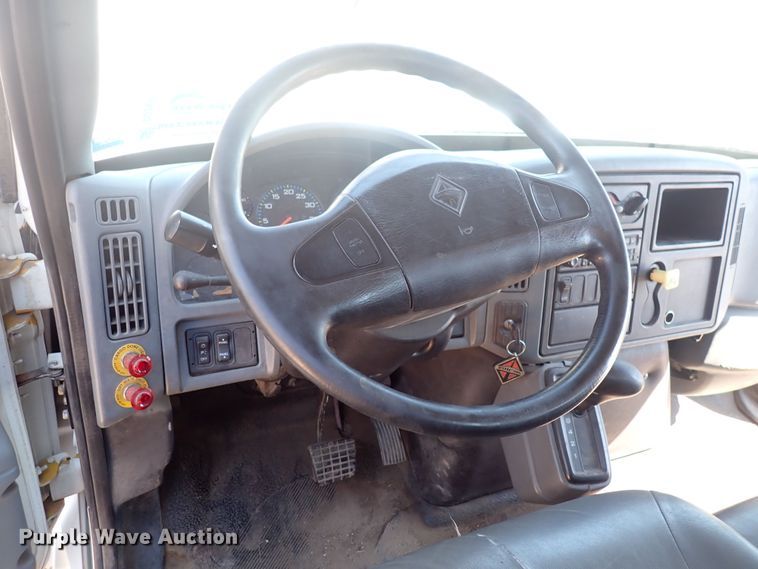 image for item DG2694 2005 International 4300  flatbed truck