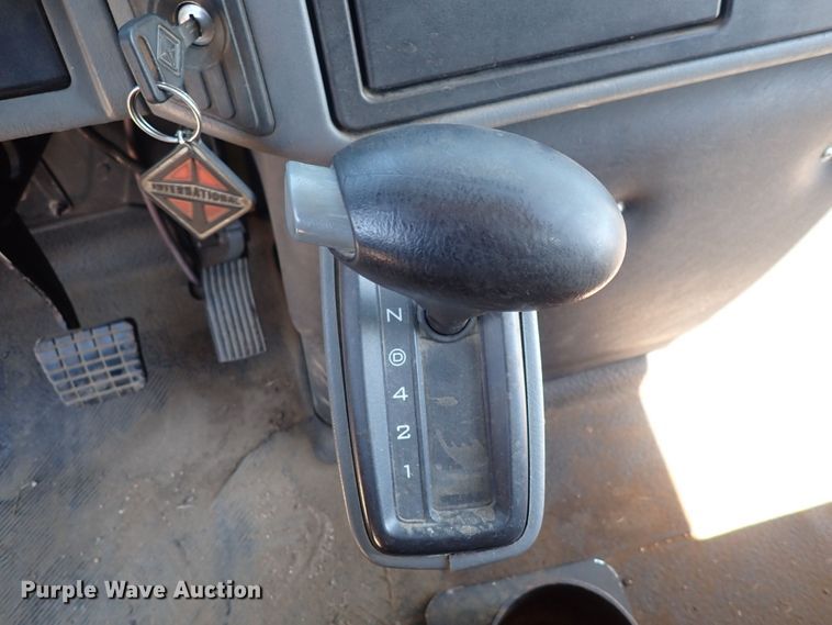 image for item DG2694 2005 International 4300  flatbed truck