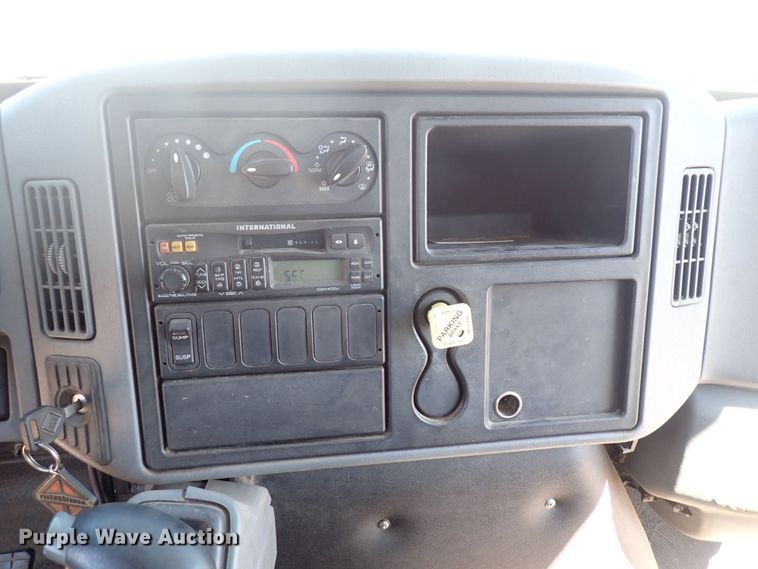 image for item DG2694 2005 International 4300  flatbed truck