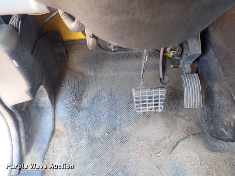 image for item DG2694 2005 International 4300  flatbed truck