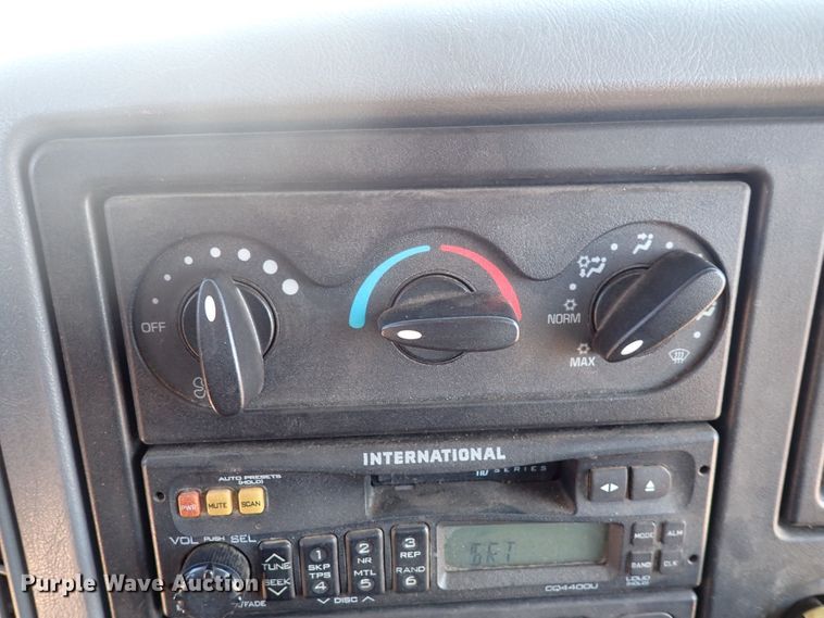 image for item DG2694 2005 International 4300  flatbed truck