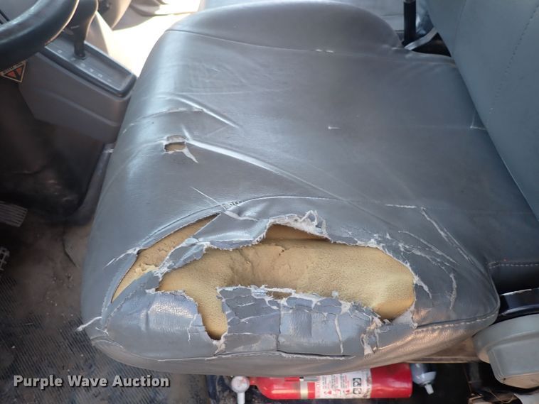 image for item DG2694 2005 International 4300  flatbed truck