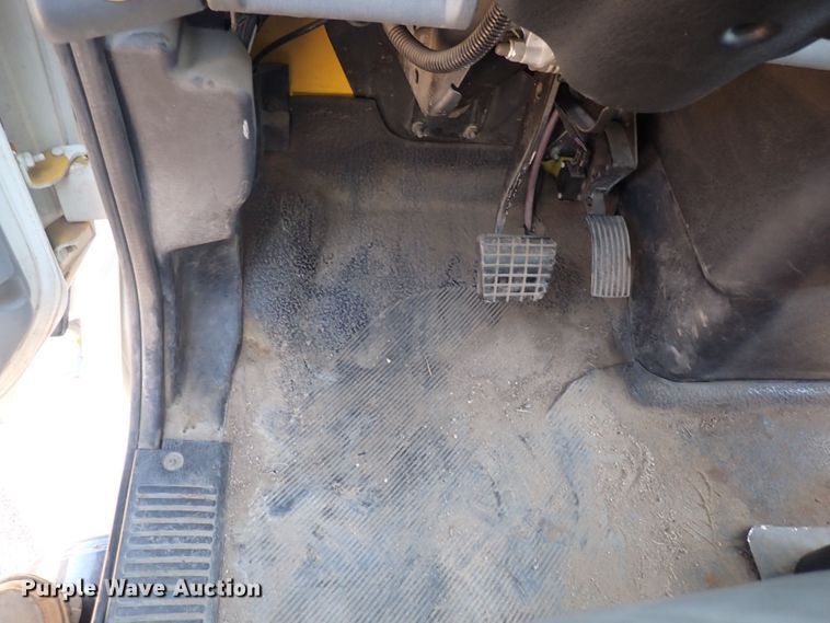 image for item DG2694 2005 International 4300  flatbed truck