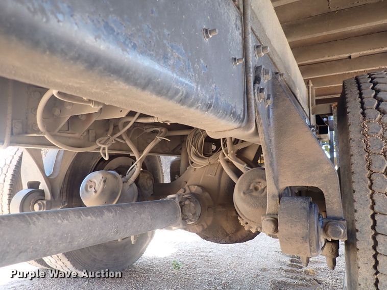 image for item DG2694 2005 International 4300  flatbed truck