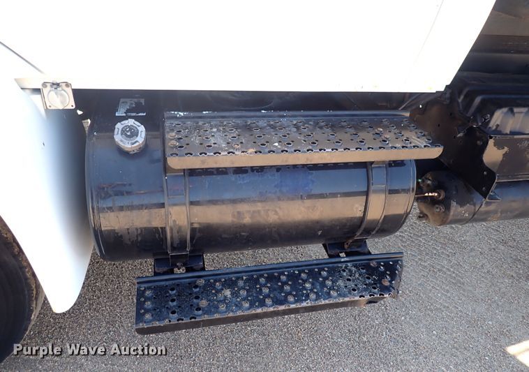 image for item DG2694 2005 International 4300  flatbed truck