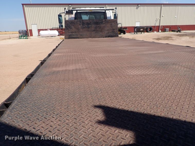 image for item DG2694 2005 International 4300  flatbed truck