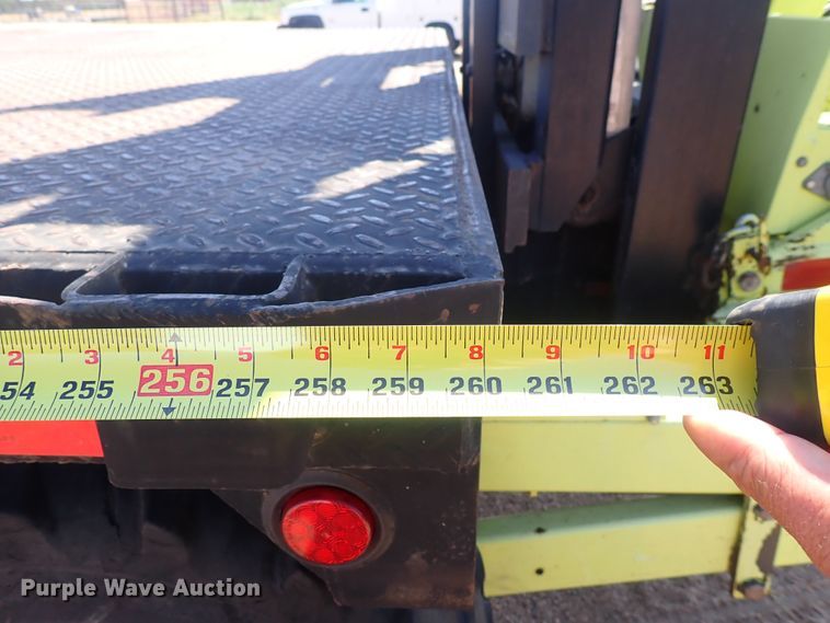 image for item DG2694 2005 International 4300  flatbed truck