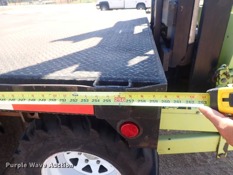 image for item DG2694 2005 International 4300  flatbed truck