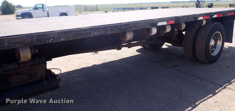 image for item DG2694 2005 International 4300  flatbed truck