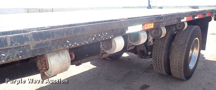 image for item DG2694 2005 International 4300  flatbed truck