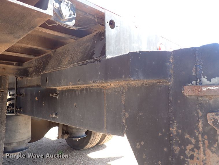 image for item DG2694 2005 International 4300  flatbed truck
