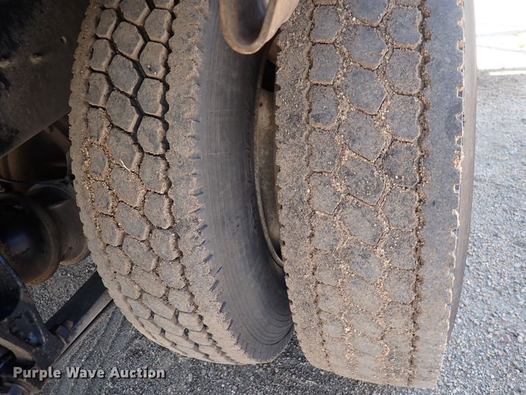 image for item DG2694 2005 International 4300  flatbed truck