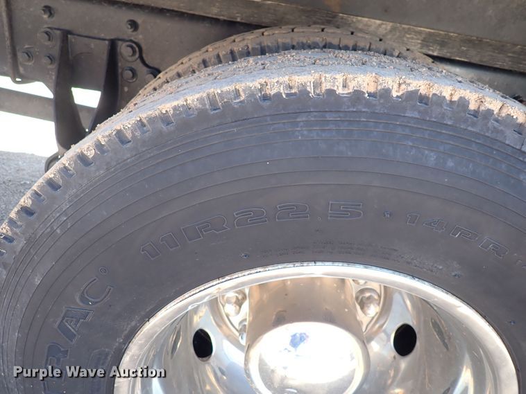 image for item DG2694 2005 International 4300  flatbed truck