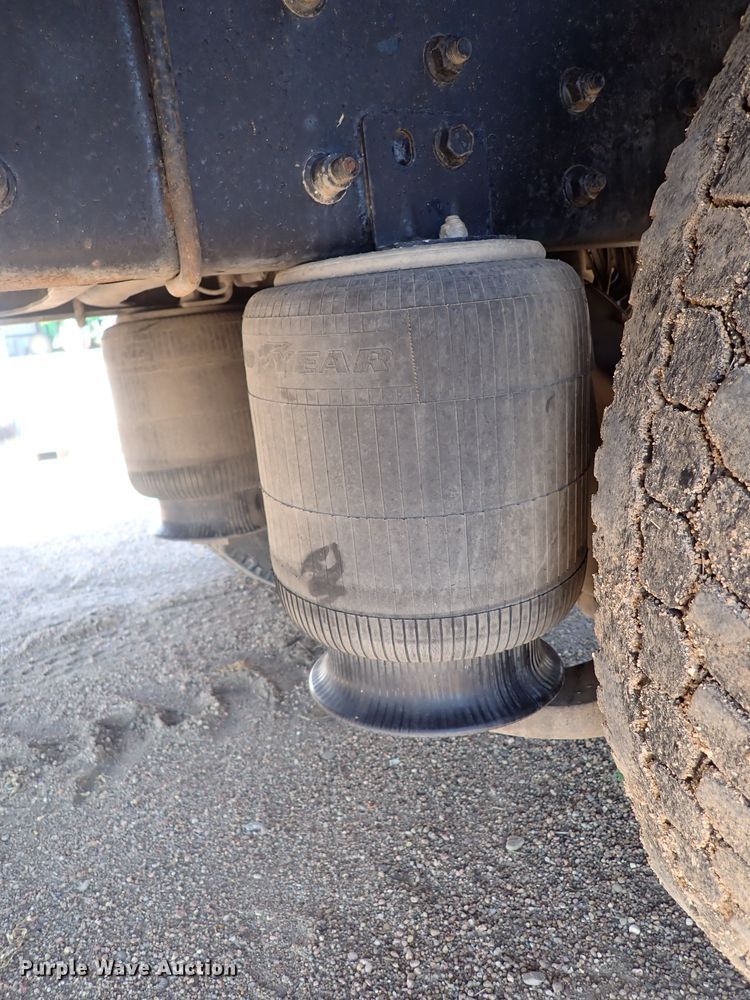 image for item DG2694 2005 International 4300  flatbed truck