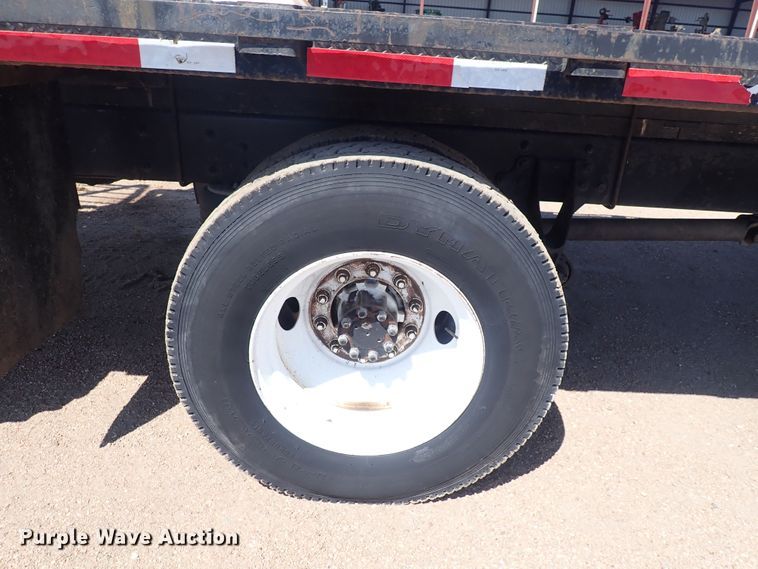 image for item DG2694 2005 International 4300  flatbed truck
