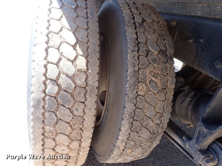 image for item DG2694 2005 International 4300  flatbed truck