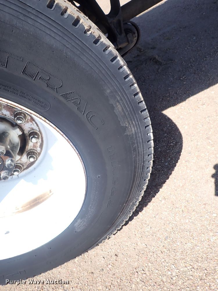 image for item DG2694 2005 International 4300  flatbed truck