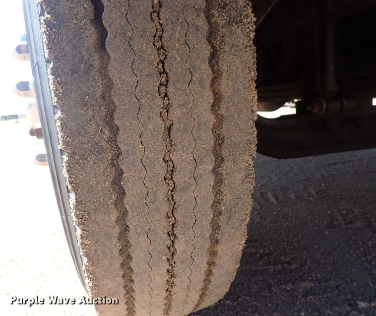 image for item DG2694 2005 International 4300  flatbed truck