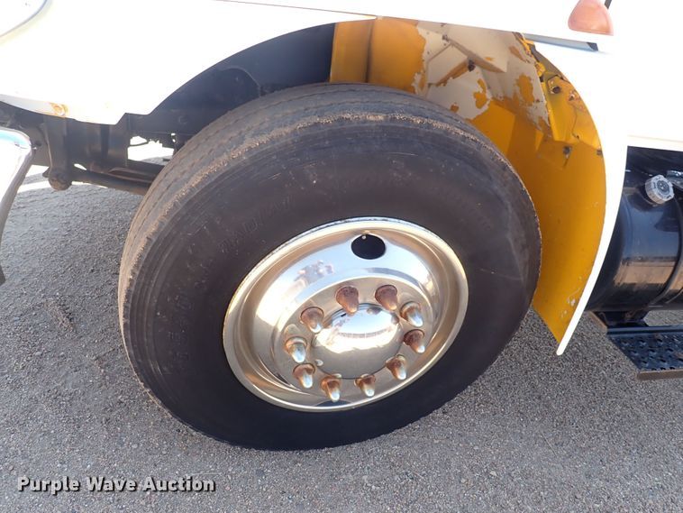 image for item DG2694 2005 International 4300  flatbed truck