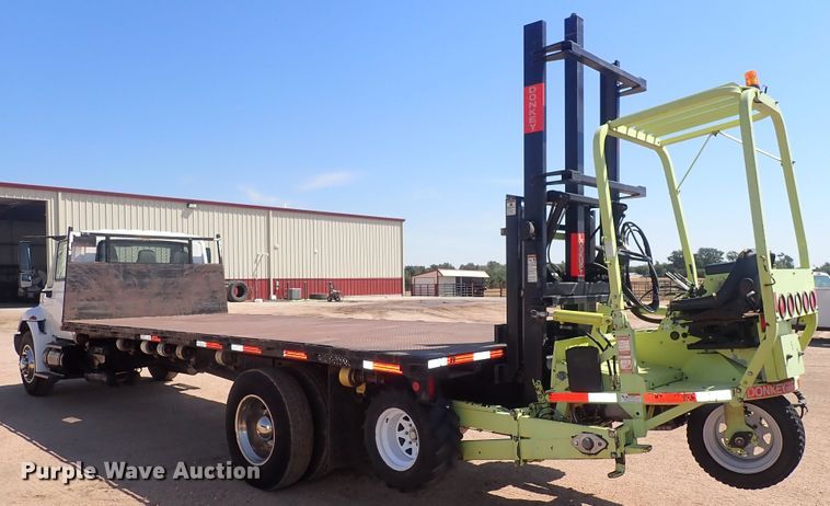 image for item DG2694 2005 International 4300  flatbed truck