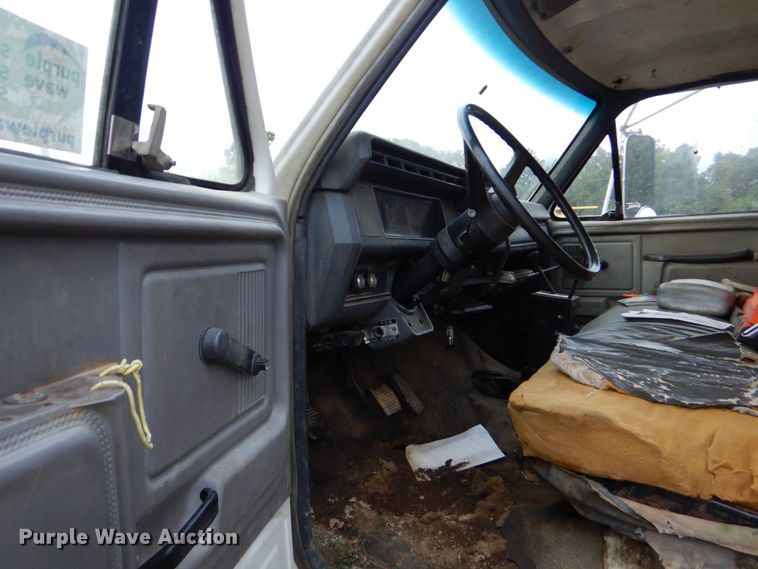 image for item DO1493 1991 Ford F700  dump truck