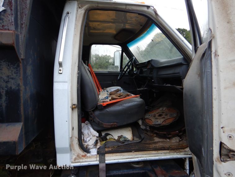 image for item DO1493 1991 Ford F700  dump truck