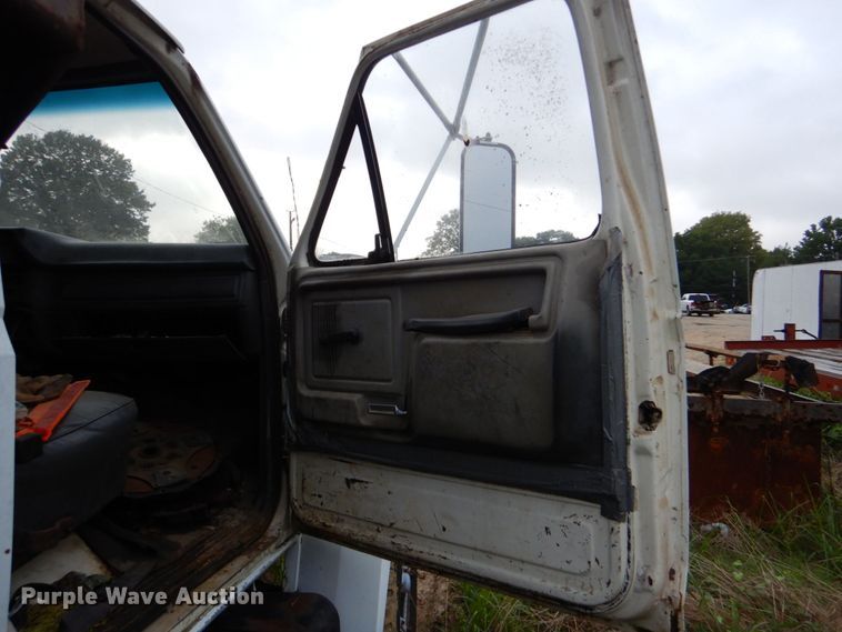 image for item DO1493 1991 Ford F700  dump truck