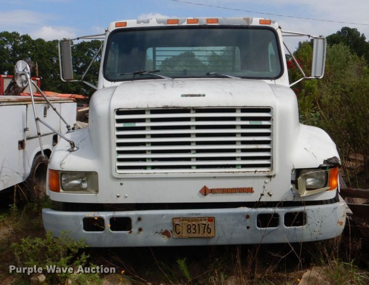 image for item DO1500 1994 International 4600  flatbed truck