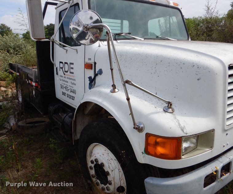 image for item DO1500 1994 International 4600  flatbed truck