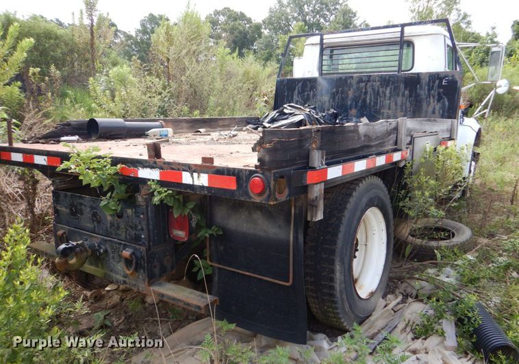 image for item DO1500 1994 International 4600  flatbed truck