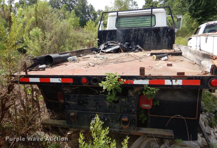 image for item DO1500 1994 International 4600  flatbed truck