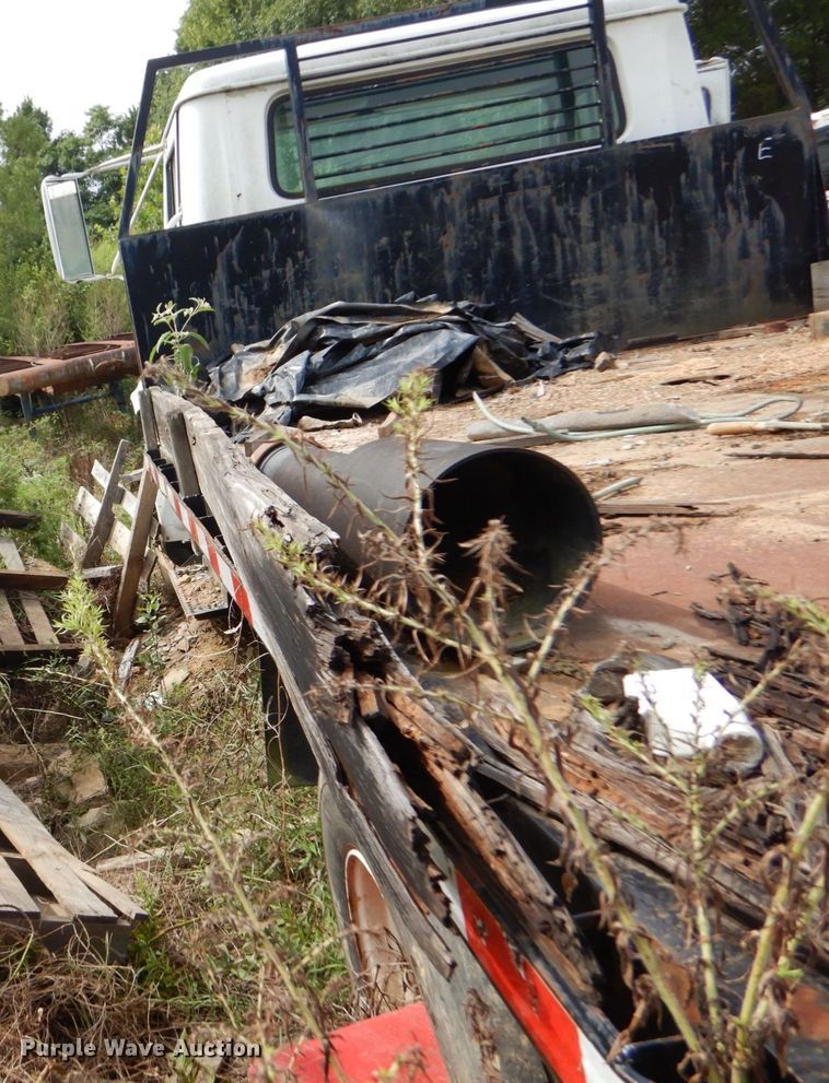 image for item DO1500 1994 International 4600  flatbed truck