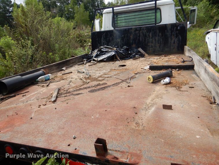 image for item DO1500 1994 International 4600  flatbed truck
