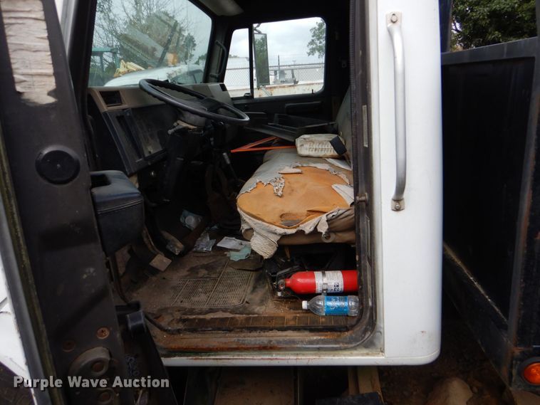 image for item DO1500 1994 International 4600  flatbed truck