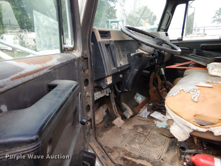 image for item DO1500 1994 International 4600  flatbed truck