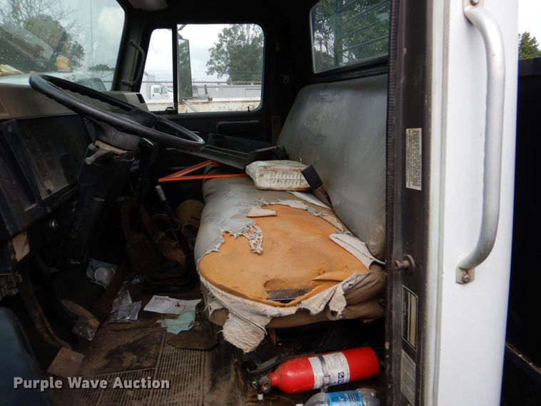 image for item DO1500 1994 International 4600  flatbed truck