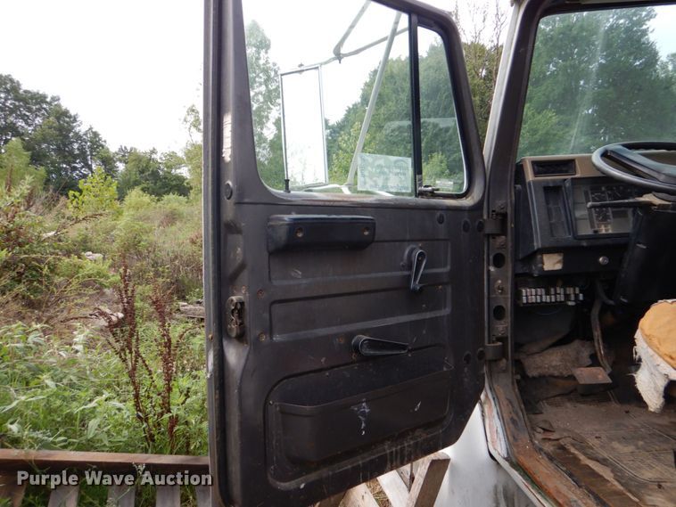 image for item DO1500 1994 International 4600  flatbed truck