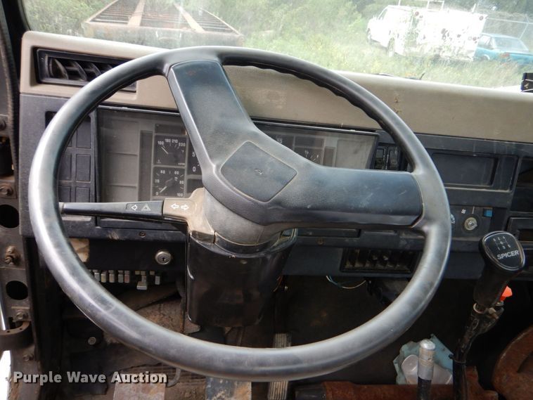 image for item DO1500 1994 International 4600  flatbed truck