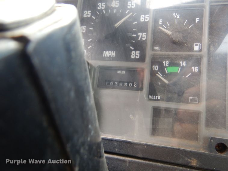 image for item DO1500 1994 International 4600  flatbed truck