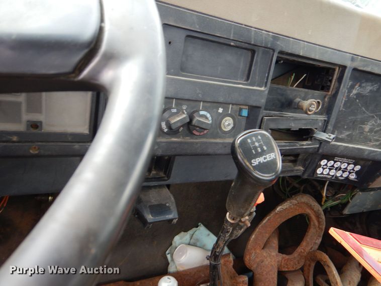 image for item DO1500 1994 International 4600  flatbed truck