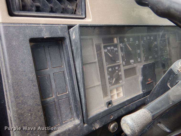 image for item DO1500 1994 International 4600  flatbed truck