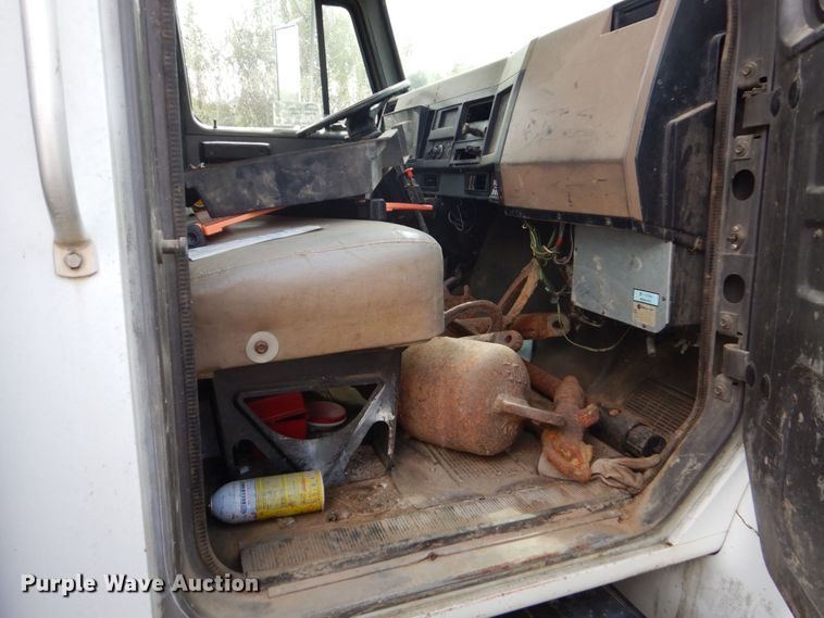 image for item DO1500 1994 International 4600  flatbed truck