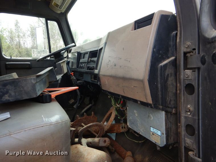 image for item DO1500 1994 International 4600  flatbed truck