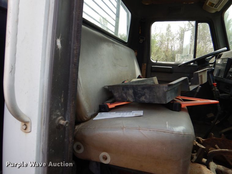 image for item DO1500 1994 International 4600  flatbed truck