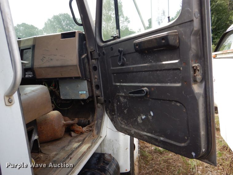 image for item DO1500 1994 International 4600  flatbed truck