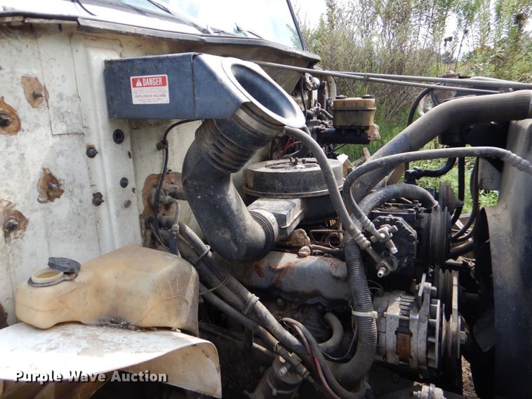 image for item DO1500 1994 International 4600  flatbed truck