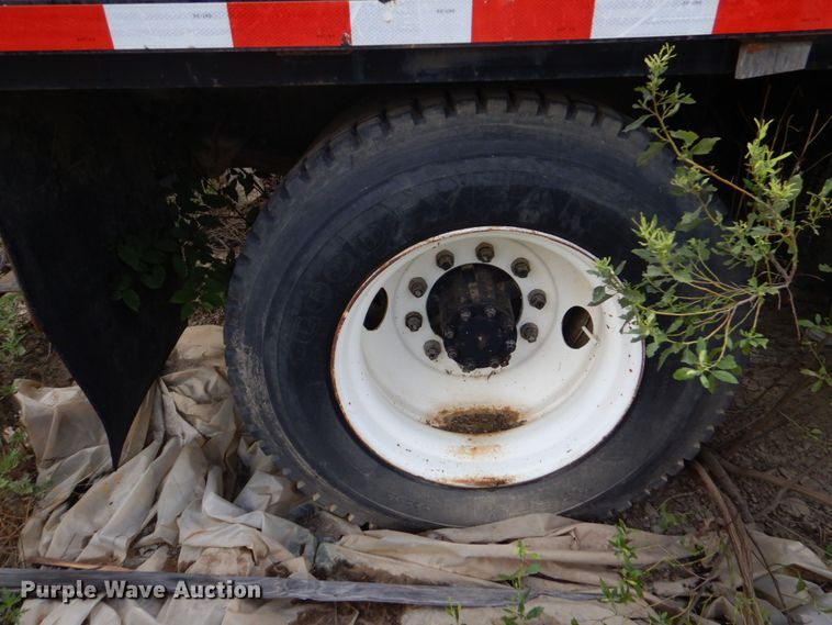 image for item DO1500 1994 International 4600  flatbed truck