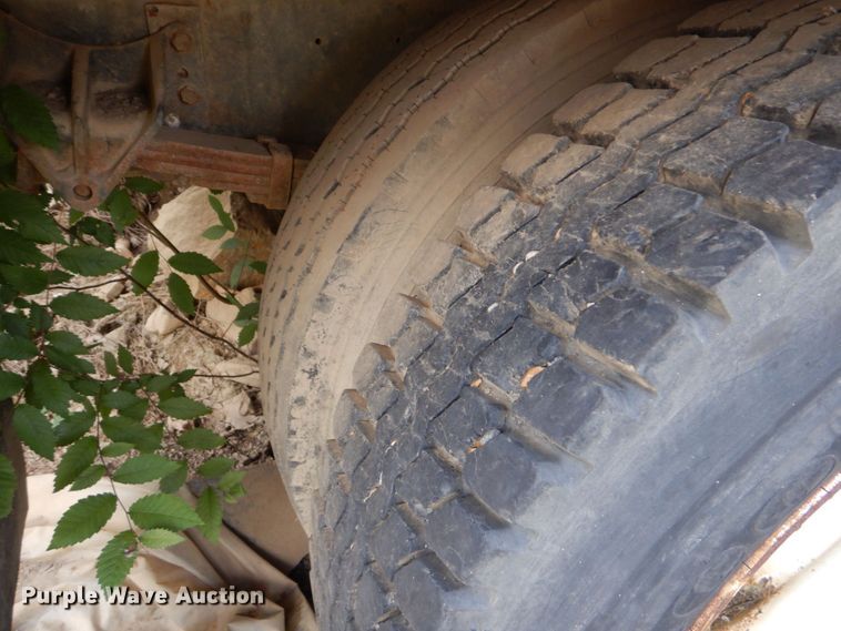 image for item DO1500 1994 International 4600  flatbed truck