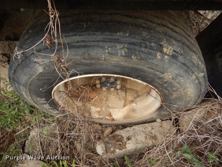 image for item DO1500 1994 International 4600  flatbed truck